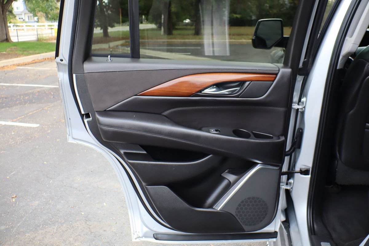 Used 2016 Cadillac Escalade Luxury AWD/4WD image 25