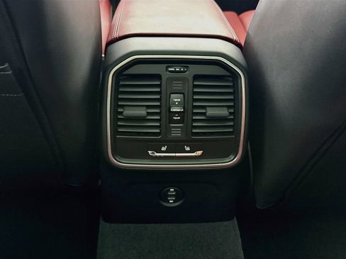Certified 2024 Porsche Macan AWD/4WD image 27