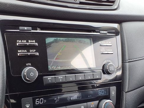 Used 2017 Nissan Rogue SV image 9