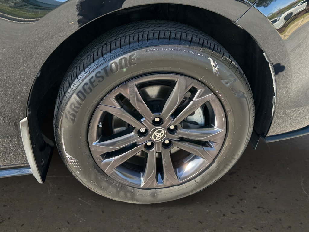 Used 2024 Toyota Sienna XLE Woodland Edition AWD/4WD image 27