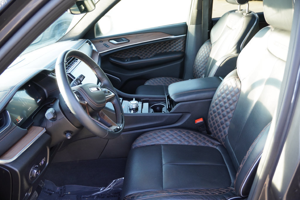 Used 2025 Jeep Grand Cherokee Summit w/ Obsidian Package AWD/4WD image 16