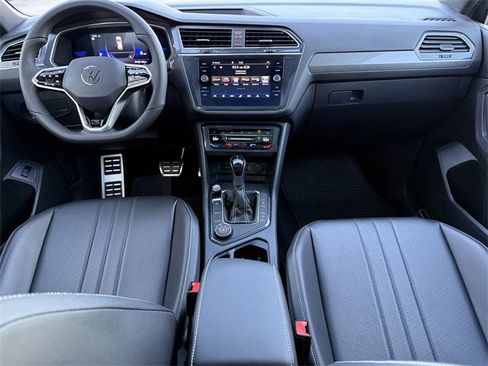 Used 2022 Volkswagen Tiguan SE R-Line image 8