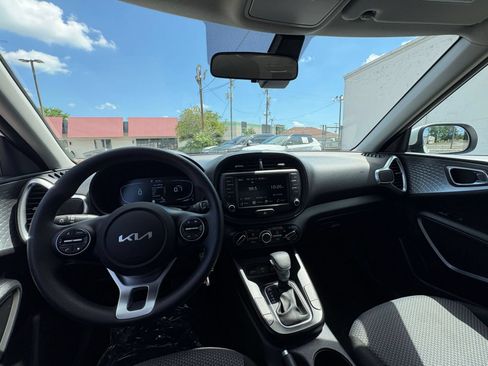 Used 2025 Kia Soul LX w/ LX Technology Package FWD image 31