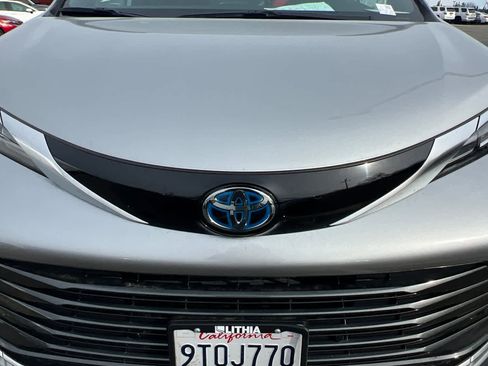 Used 2025 Toyota Sienna Limited image 9