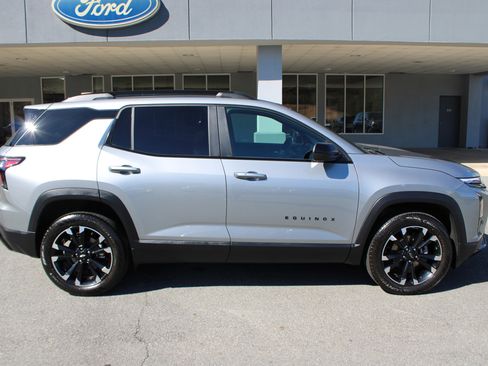 Used 2025 Chevrolet Equinox RS image 2