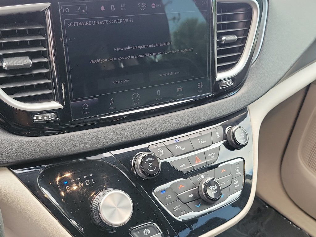Used 2024 Chrysler Pacifica Touring-L FWD image 31