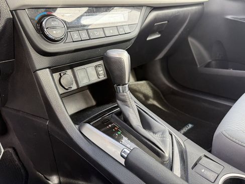 Used 2015 Toyota Corolla LE image 24