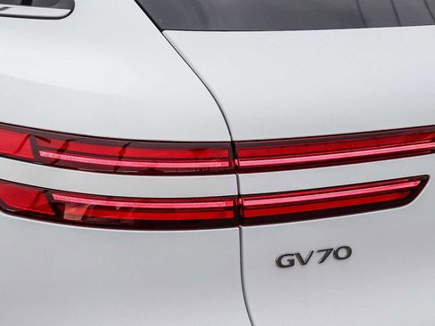 Used 2023 Genesis GV70 2.5T w/ Advanced Package image 9