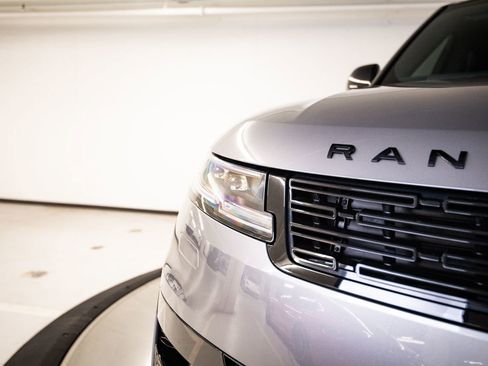 Used 2025 Land Rover Range Rover Sport Dynamic SE AWD/4WD image 13