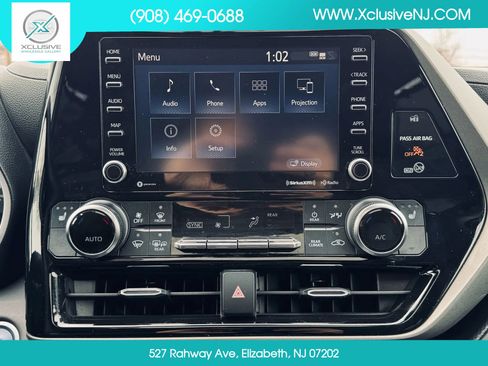 Used 2020 Toyota Highlander XLE AWD/4WD image 12