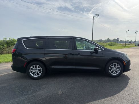 Used 2017 Chrysler Pacifica Touring FWD image 2