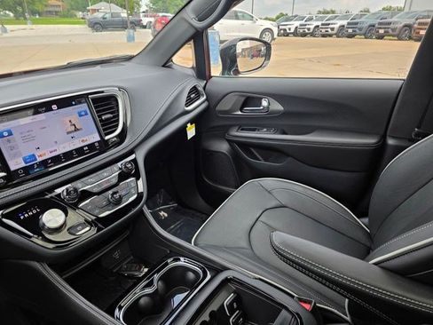 New 2027 Chrysler Pacifica Limited AWD/4WD image 40