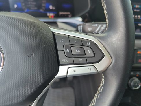 Used 2023 Volkswagen Taos SE w/ Panoramic Sunroof Package FWD image 23