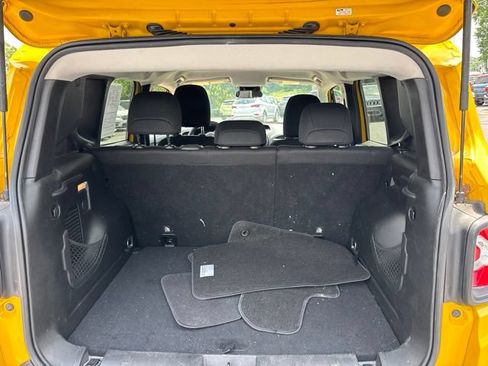 Used 2018 Jeep Renegade Latitude FWD image 10