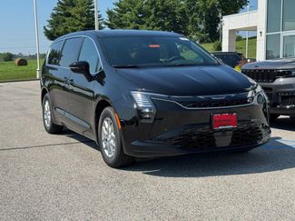 New 2027 Chrysler Pacifica Select FWD video 2