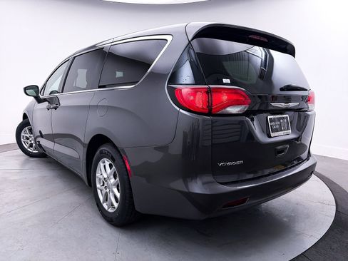 Used 2023 Chrysler Voyager LX image 2
