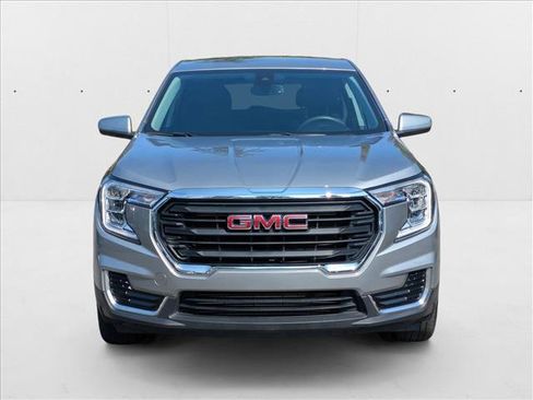Used 2024 GMC Terrain SLE image 2