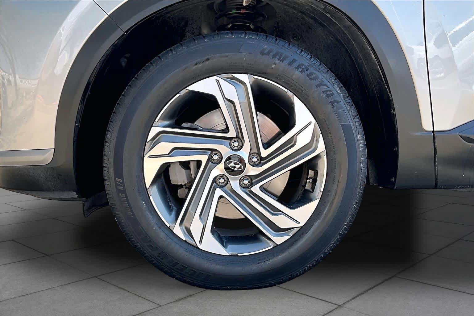 Used 2021 Hyundai Santa Fe SE FWD image 11