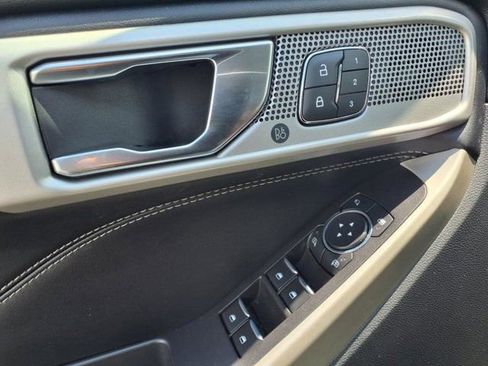 Used 2022 Ford Explorer Limited image 22
