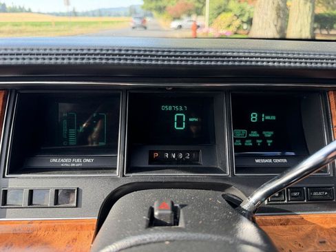 Used 1993 Lincoln Town Car Signature RWD image 37