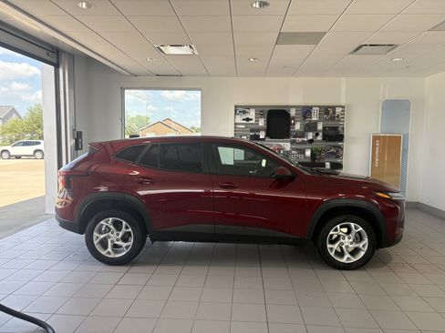 Used 2024 Chevrolet Trax LS w/ LS Convenience Package FWD image 11