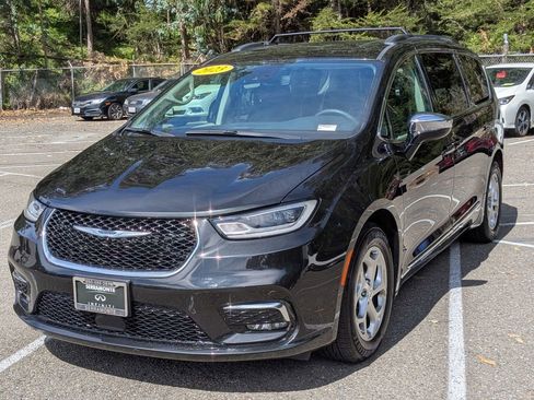 Used 2023 Chrysler Pacifica Limited image 2