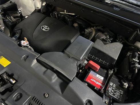 Used 2018 Toyota Highlander AWD V6 image 30