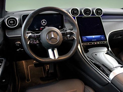 Used 2025 Mercedes-Benz GLC 300 4MATIC image 23
