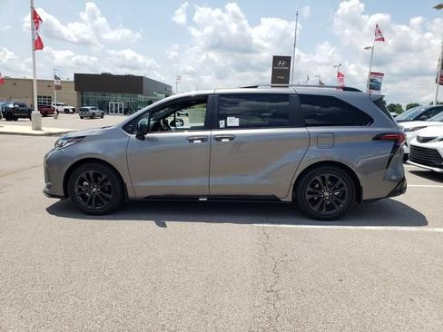 Used 2026 Toyota Sienna XSE FWD image 9