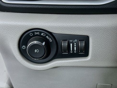 Used 2024 Chrysler Pacifica Touring-L FWD image 17