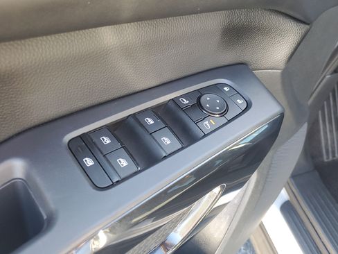 Used 2024 Nissan Pathfinder SV image 18