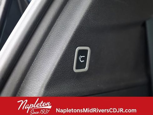 Used 2025 Chrysler Pacifica Select image 29