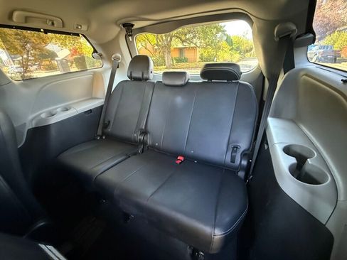 Used 2018 Toyota Sienna SE w/ Carpet Mat Package FWD image 16