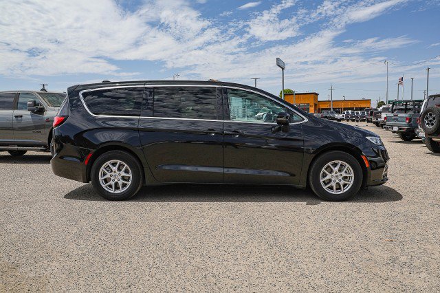Used 2023 Chrysler Pacifica Touring-L FWD image 3