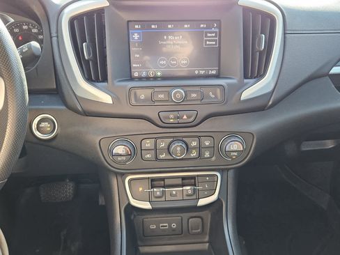 Used 2024 GMC Terrain SLE w/ Driver Convenience Package image 8