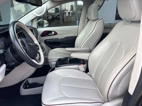 Used 2019 Chrysler Pacifica Limited w/ Advanced Safetytec Group FWD image 5