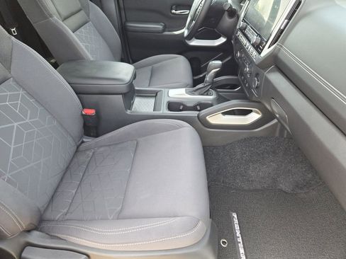 Used 2025 Nissan Frontier SV RWD image 9
