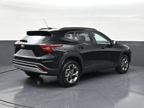 Used 2025 Chevrolet Trax LT FWD image 5