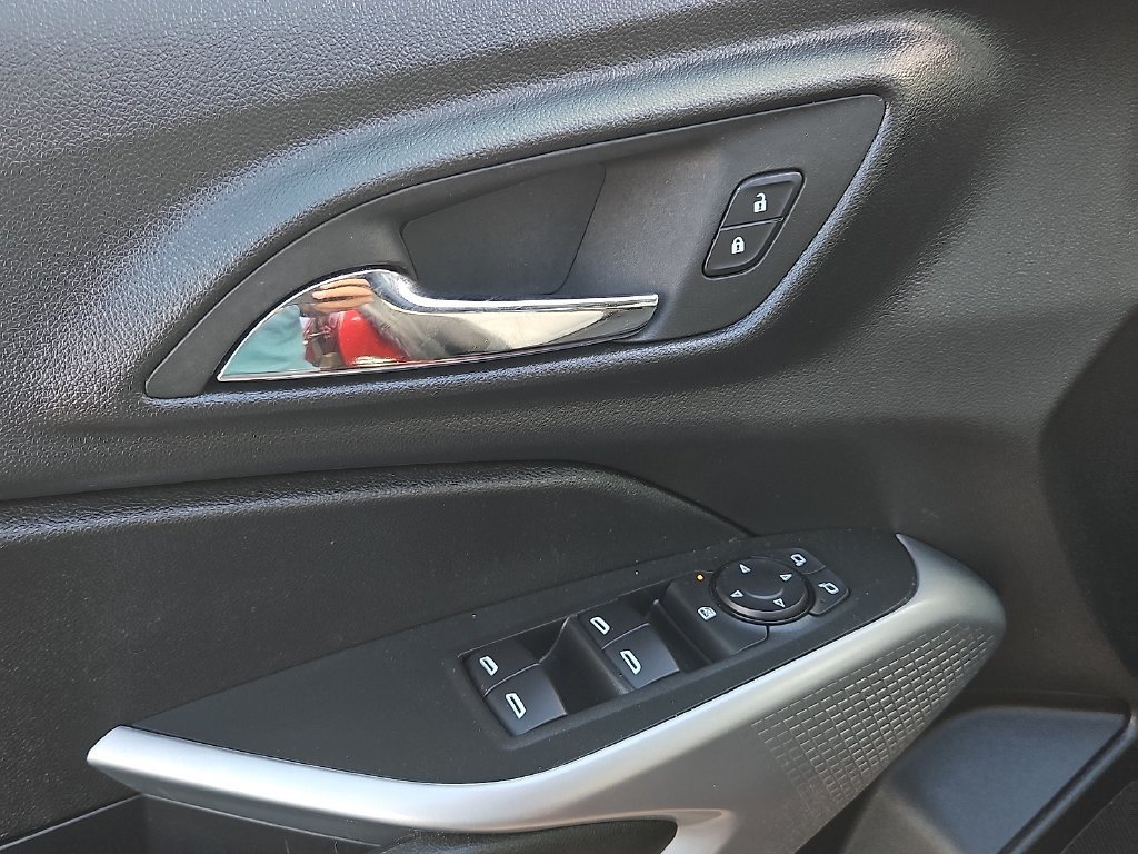 Used 2024 Chevrolet Trax LS w/ LS Convenience Package FWD image 12