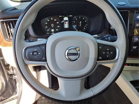 Used 2021 Volvo XC60 T5 Momentum w/ Premium Package AWD/4WD image 18