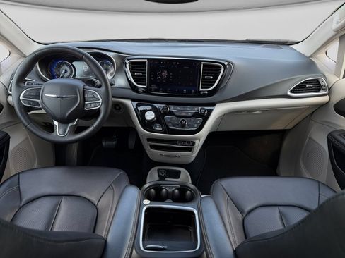 Used 2024 Chrysler Pacifica Touring-L FWD image 19
