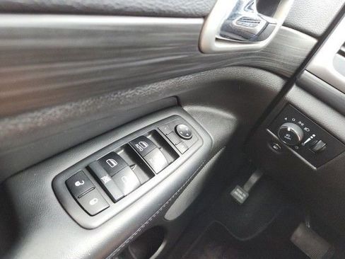 Used 2019 Jeep Grand Cherokee Laredo image 10