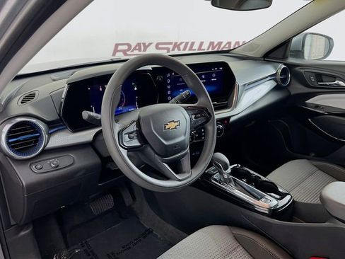 Used 2025 Chevrolet Trax LT image 31