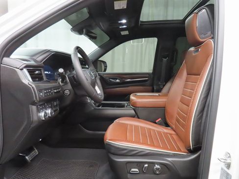 Used 2024 GMC Yukon XL Denali Ultimate image 9