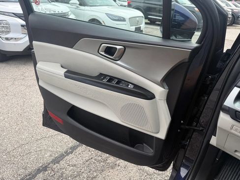 Used 2024 Kia Carnival LX FWD image 23