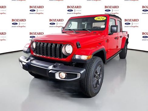 Used 2024 Jeep Gladiator Sport AWD/4WD image 4