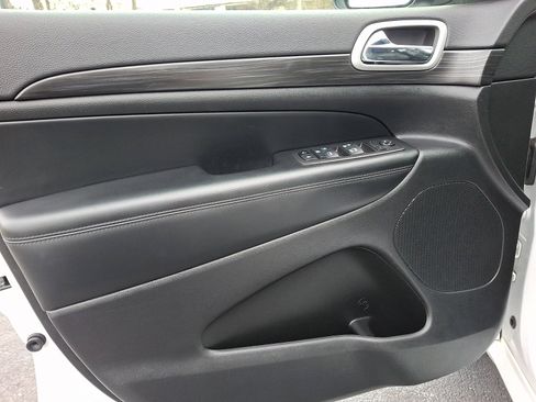 Used 2021 Jeep Grand Cherokee Laredo X image 12