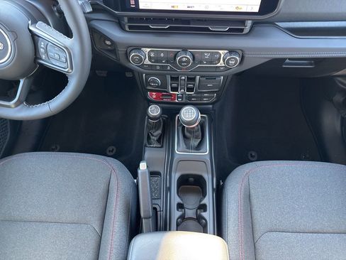 Used 2025 Jeep Wrangler Unlimited Rubicon w/ Convenience Group AWD/4WD image 15