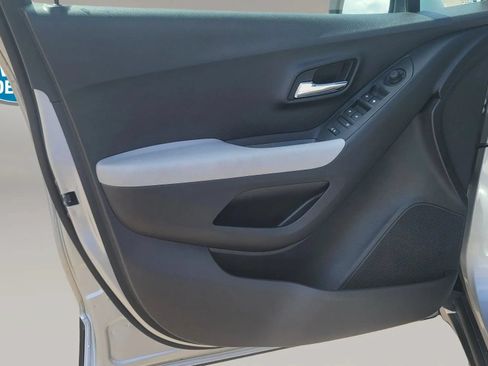 Used 2019 Chevrolet Trax LS FWD image 9
