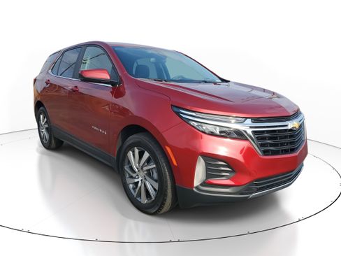 Used 2023 Chevrolet Equinox LT image 2